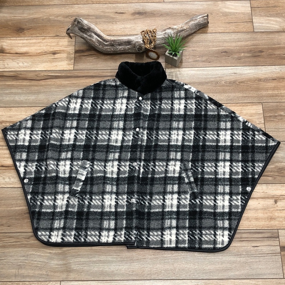 TAHARI‎ Plaid Faux Fur Collar Front Snap Poncho Cape Black White Gray One Size